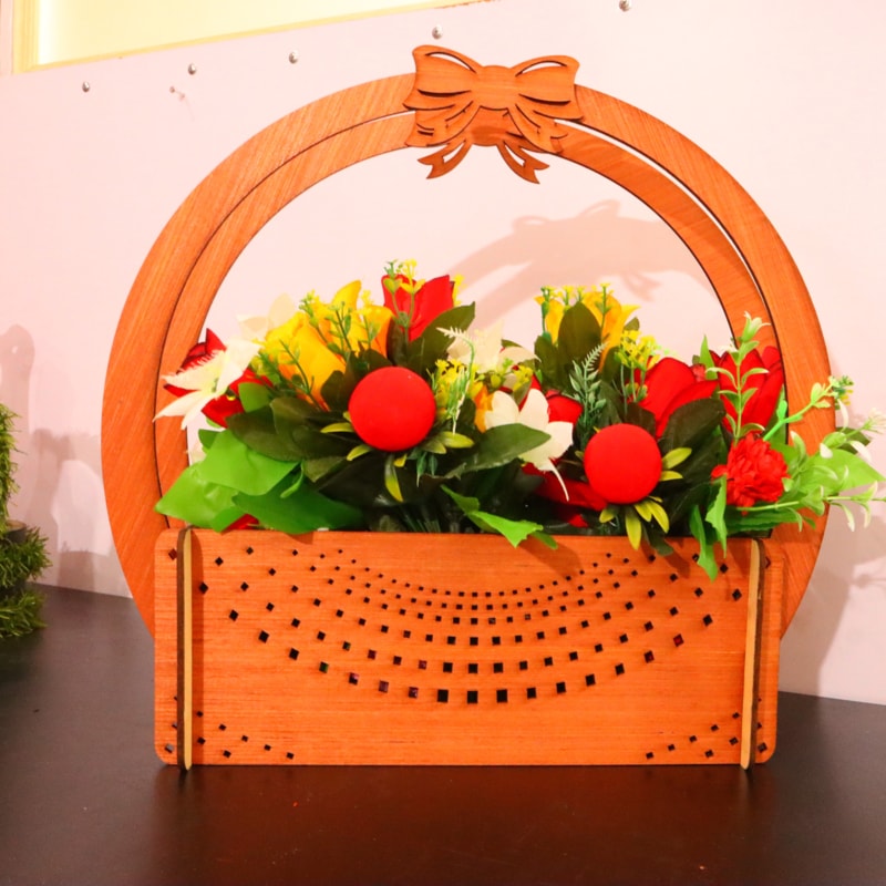 Canasta decorativa con flores